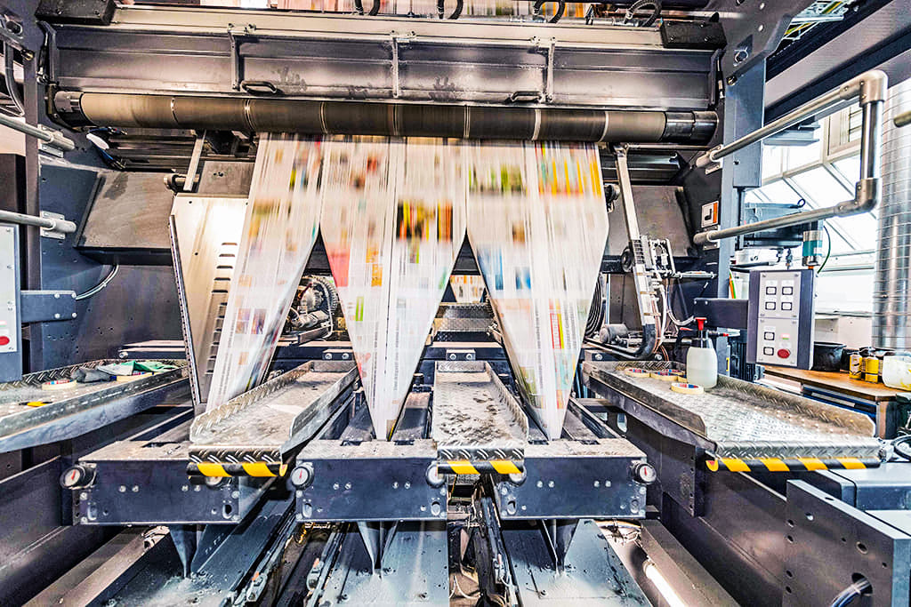 The hopper prepares the paper web for the folding system